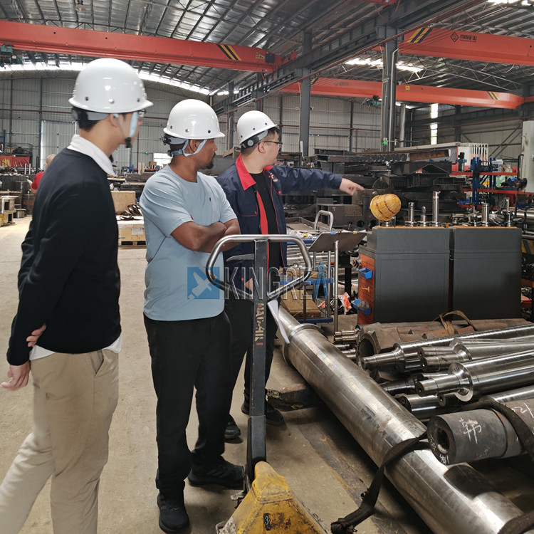 Kundenbesuch: Fabrik für Zuschnittlinien